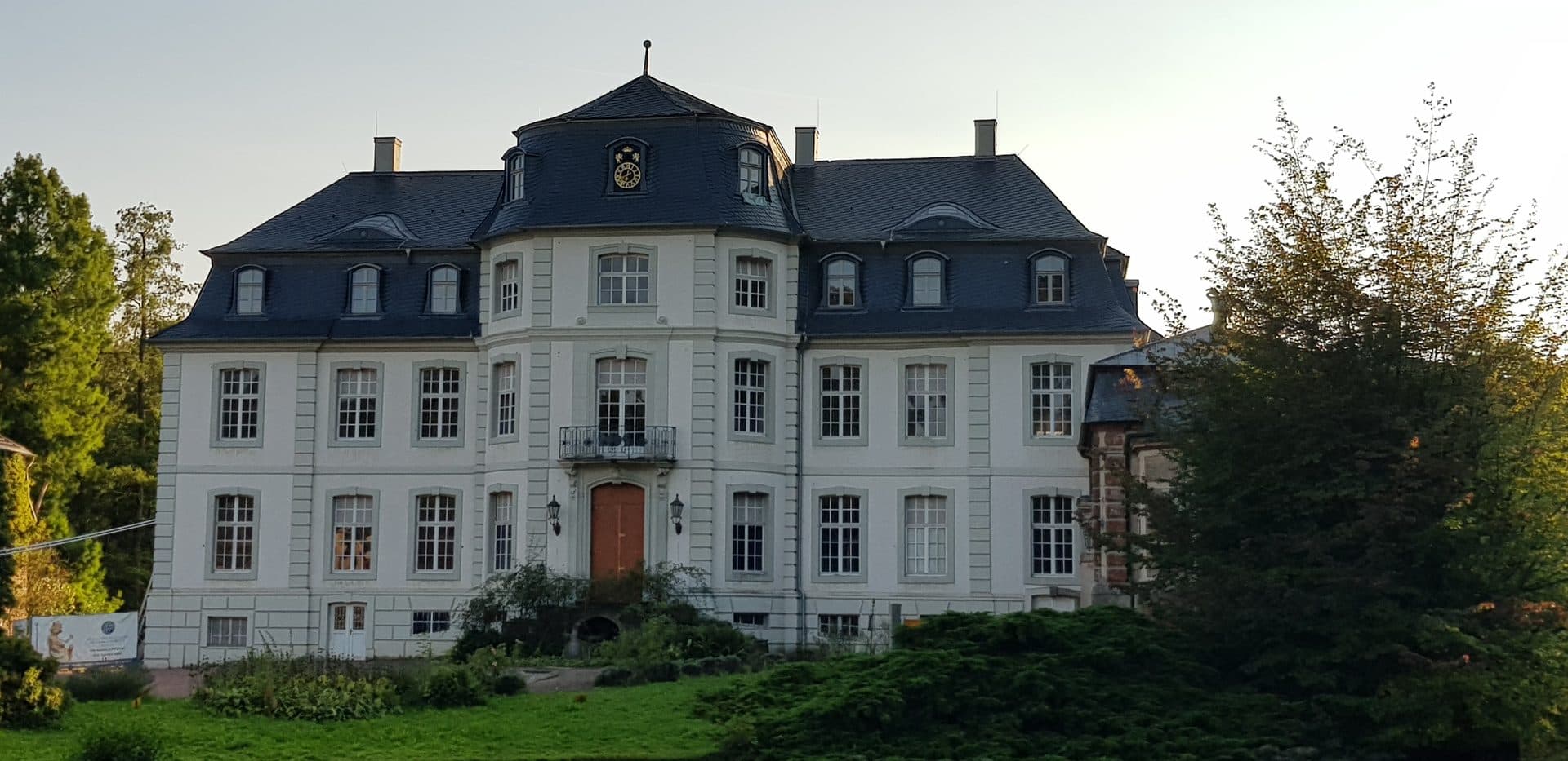 Schloss Türnich in Kerpen, barockes Herrenhaus im Abendlicht