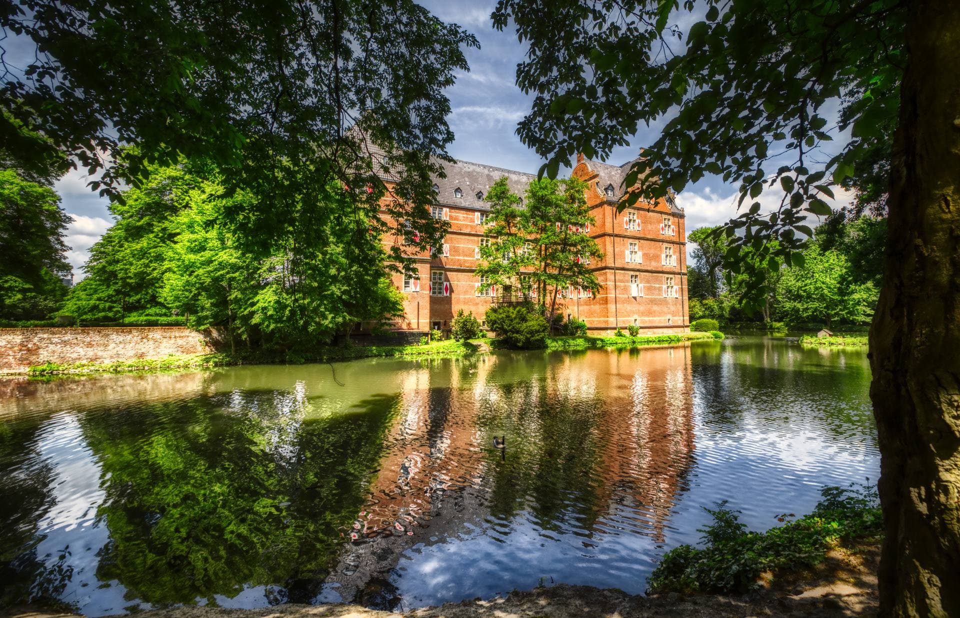 Schloss Bedburg, Backstein-Wasserschloss mit Spiegelung im Wassergraben