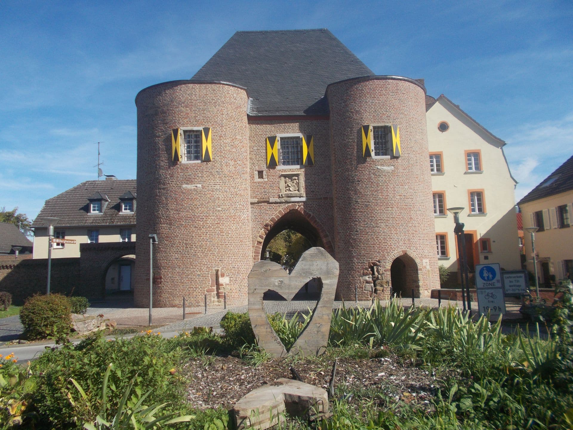 Aachener Tor in Bergheim, mittelalterliches Doppelturm-Stadttor aus Backstein