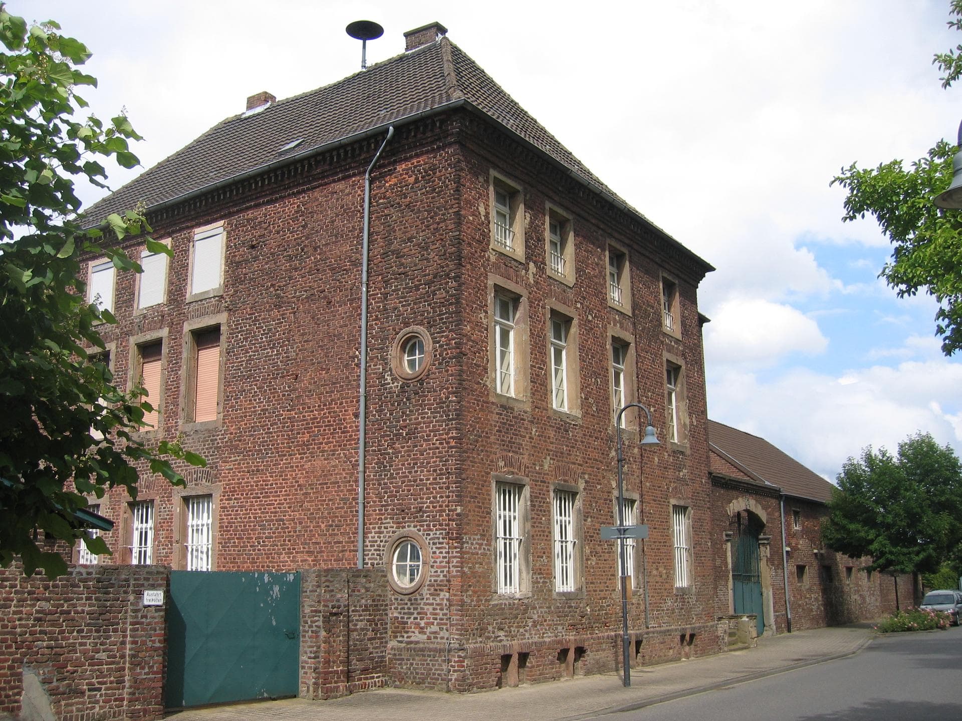 Burg Grouven in Elsdorf, historisches Backstein-Herrenhaus im Ortsteil Grouven