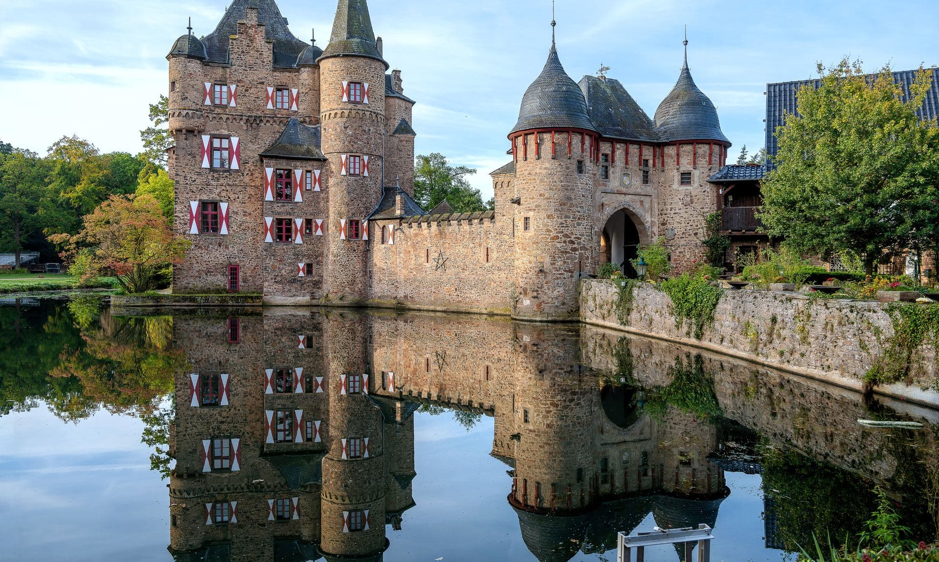 Burg Satzvey in Mechernich, Wasserburg mit Spiegelung im Wassergraben