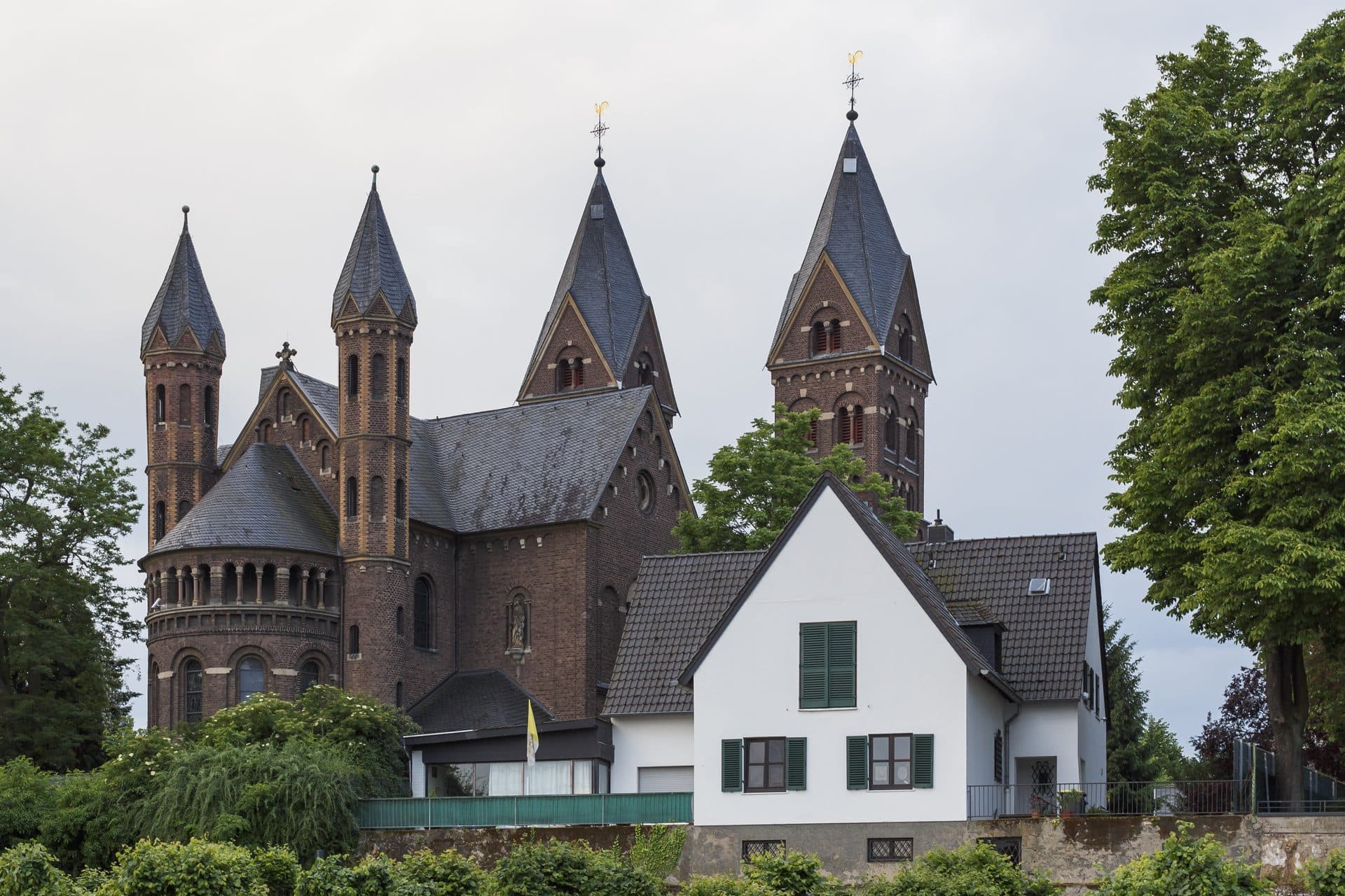 Backsteinbasilika St. Germanus, der Wesselinger Dom, am Rheinufer in Wesseling